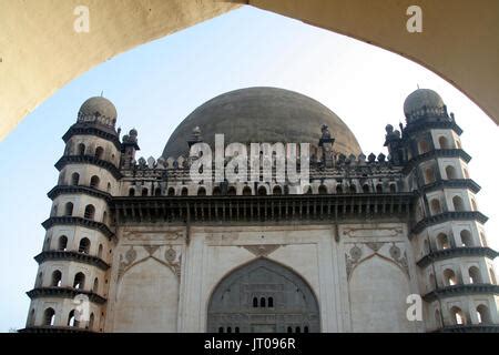 Le Gol Gumbaz : Un monument imposant à l’acoustique extraordinaire !