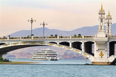 Le Lac de Xiaguan : Un joyau scintillant au cœur des montagnes !