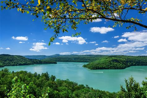 Le Lac de Xianning : Un joyau turquoise niché au cœur de Huangshi !