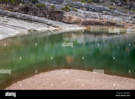   Le Mont Ma'anshan : Une symphonie géologique et un paradis vert